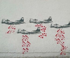 Oggi Stay. è Banksy. Come il love bombing sta cambiando e distruggendo i sentimenti