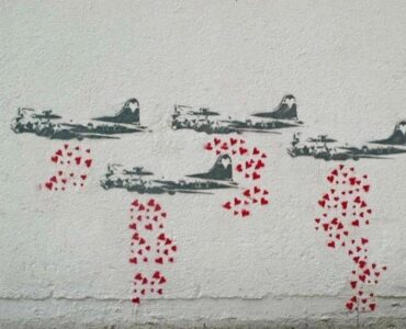 Oggi Stay. è Banksy. Come il love bombing sta cambiando e distruggendo i sentimenti
