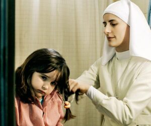Oggi Stay. è Maura Delpero che racconta il velo occidentale ovvero la relazione tra suore, maternità e femminilità
