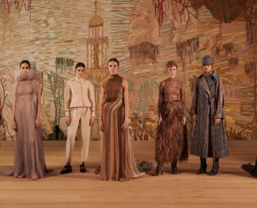 Oggi Stay. è Christian Dior, che racconta la società, l’arte e la politica attraverso la moda.