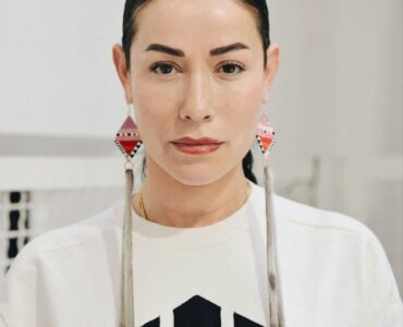 Oggi Stay. è Rubina Paradisi che cattura l’essenza della moda indigena: emblema identitario e terreno di lotta contro l’appropriazione culturale.